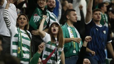 Lider Bursaspor, bugün sahasında Kemerkent Bulvarspor’u yenerek zirvedeki yerini korumak