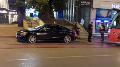 Bursa’da kız arkadaşıyla tartışan genç aracını tramvay hattına bırakınca, seferler