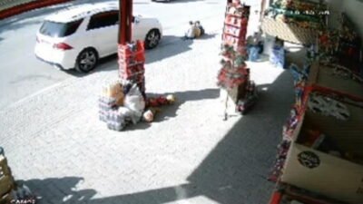 Bursa’nın İnegöl ilçesinde cip, marketin önünde oturan çocuğun ayağını ezdi.