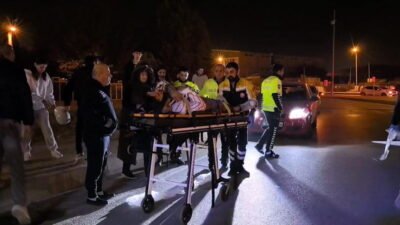 Bursa’nın İnegöl ilçesinde kırmızı ışıkta geçen motosiklet otomobil ile çarpıştı.