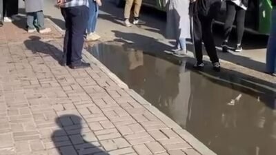 Bursa’da yolcuyla tartışan belediye otobüs şoförü yol kenarında durup, “Psikolojim