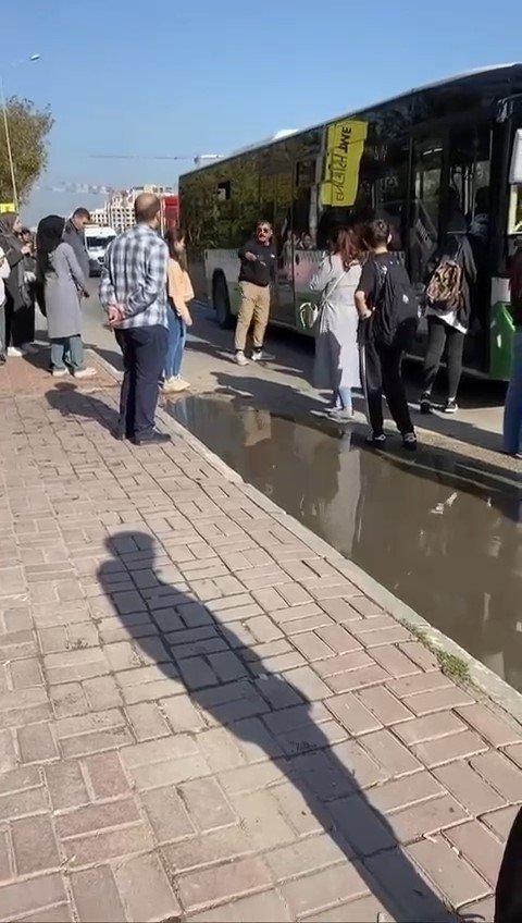 Bursa’da yolcuyla tartışan belediye otobüs şoförü yol kenarında durup, “Psikolojim