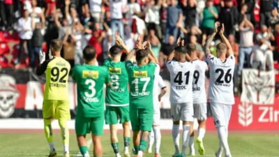 Uşakspor-Bursaspor Ziraat Türkiye Kupası maçında çok anlamlı dostluk görüntüleri ortaya