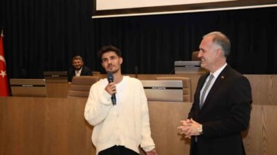 İnegöl’de motosikletiyle kırmızı ışıkta beklerken elindeki çöpü yere atmayarak cebine