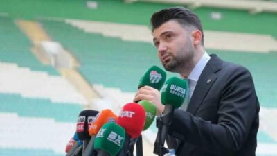 Bursaspor Kulübü Başkanı Enes Çelik, Uşakspor galibiyeti sonrası futbolcularını kutladı.