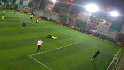 Gencin maç esnasında yere düştüğü ve arkadaşları ile 112 ekiplerinin