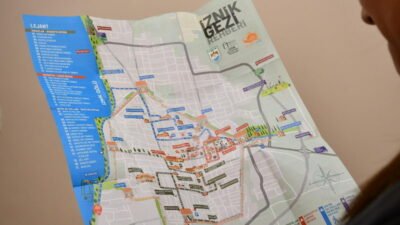 İznik Belediyesi’nce farklı rotaları ziyaretçilere sunacak ‘İznik Gezi Rehberi’ oluşturuldu.