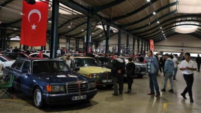Bursa’nın İnegöl ilçesinde organize edilen klasik araç fuarına 15 şehirden
