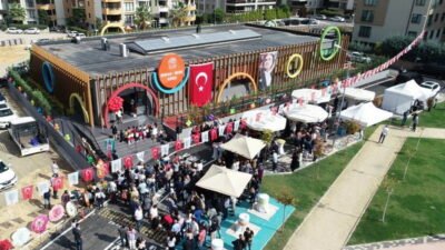 Nilüfer'deki kreşlerin hayırseverler desteğiyle hayata geçirildiğini anlatan Nilüfer Belediye Başkanı