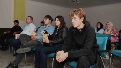 Kurgusal olarak 1959’da, muhafazakar Vermont yatılı okulu olan Welton Academy’de