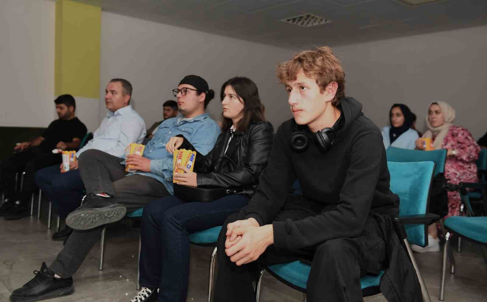 Kurgusal olarak 1959’da, muhafazakar Vermont yatılı okulu olan Welton Academy’de