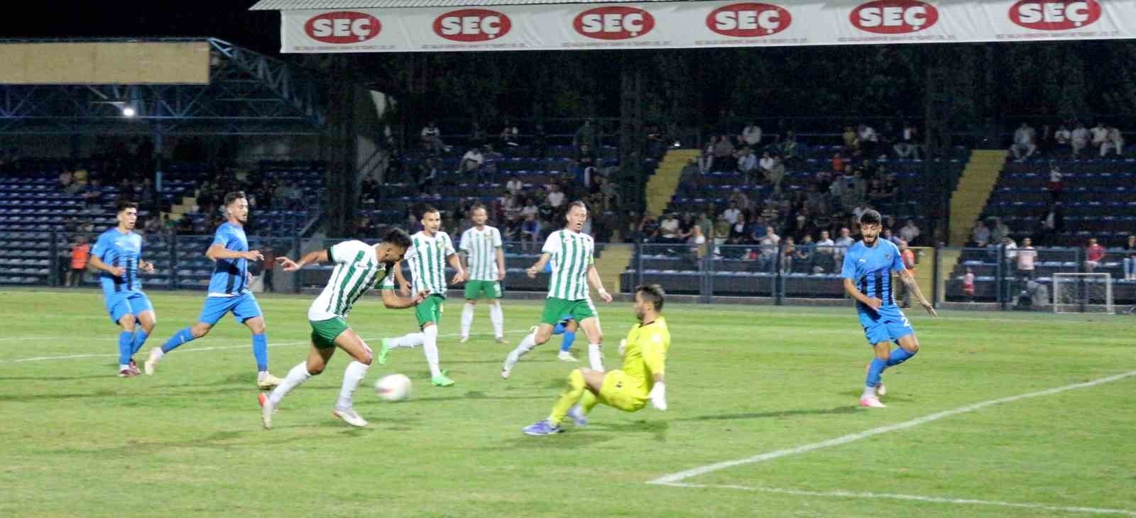 TFF 2. Lig Kırmızı Grup 6. hafta mücadelesinde Karacabey Belediyespor,
