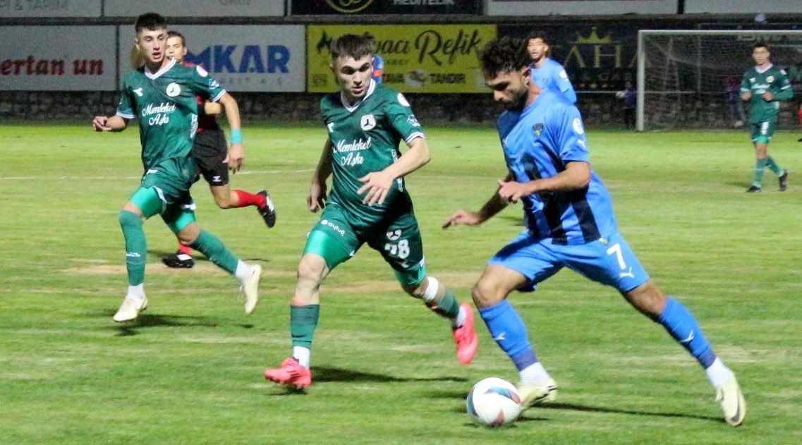 TFF 2. Lig Kırmızı Grup 8. hafta mücadelesinde Karacabey Belediyespor,