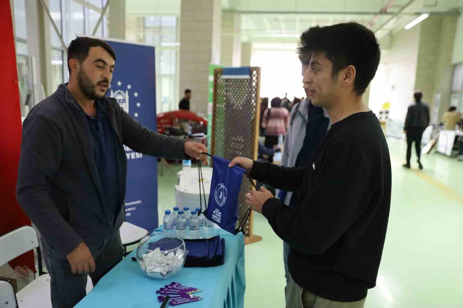 Bursa Büyükşehir Belediyesi, kentteki üniversiteleri kazanan ve 2024-2025 eğitim öğretim