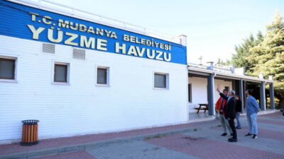 Mudanya’da sadece yaz aylarında kullanılabilen yüzme havuzunun üstü kapatılıyor. Çalışmaların