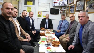 Bursa Büyükşehir Belediye Başkanı Mustafa Bozbey, Uluyol’daki taksici esnafıyla bir