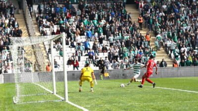 Bursaspor, ikinci yarıda bulduğu gollerle Kuşadası’nı 4-1 mağlup etti. 801