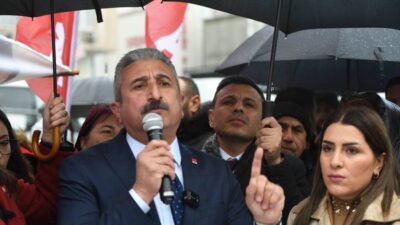 Esenyurt Cumhuriyet Meydanı’ndaki nöbete CHP Genel Başkan Yardımcıları Ensar Aytekin,