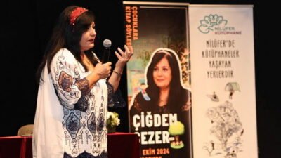 Nilüfer Belediyesi'nin "Çocuklara Kitap Söyleşileri" etkinliğinde konuşan eğitmen ve yazar