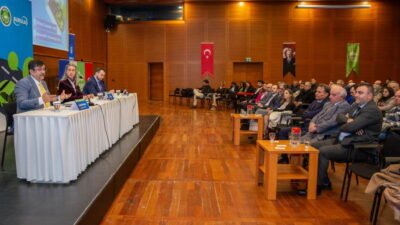 Bursa Kent Konseyi tarafından düzenlenen ‘Yol Kenarı Otoparklar’ konulu panelde,