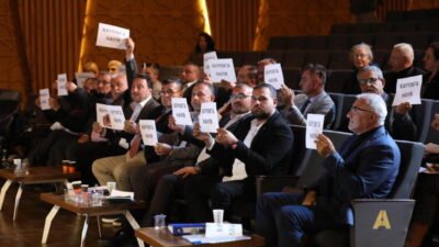 Gemlik Belediye Meclisi’ne kayyum protestosu damga vurdu. CHP’li belediye meclis