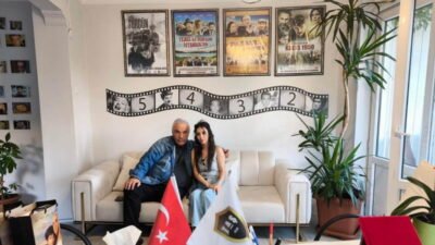 Türk sinemasının duayen isimlerinden Halil Ergün, yapımcı İhsan Taş’ın ofisinde