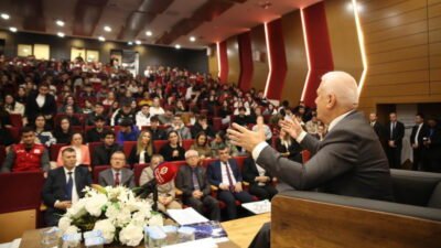 Bursa Büyükşehir Belediye Başkanı Mustafa Bozbey, Mudanya Üniversitesi’nde eğitim gören