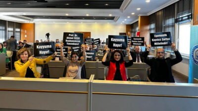 Bursa Yıldırım Belediye Meclisi'nin CHP’li üyeleri, meclis oturumunda döviz açarak,