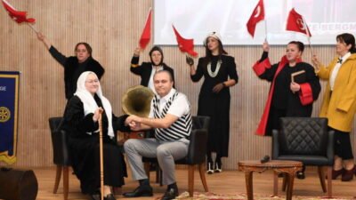 Osmangazi Gösteri Merkezi'nde sahnelenen "Zamansız Kadınlar" adlı tiyatro oyunu, Cumhuriyet