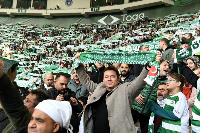 Osmangazi’de yaşayan çocuklara Bursaspor sevgisi aşılamak için mücadele veren Osmangazi