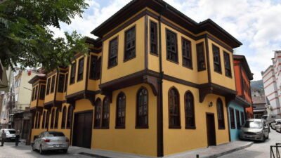 Şehrin merkezinde belediye tarafından restore edilen, her gün farklı kültürel