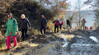 Nilüfer Belediyesi’nin Mysia Yolları’nda düzenlediği yürüyüşe katılan doğaseverler, Dağyenice’den Misi’ye