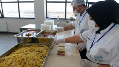 Nilüfer Belediyesi, ihtiyaç sahibi vatandaşlara ve üniversite öğrencilerine, her gün