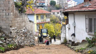 Gemlik Belediyesi Fen İşleri Müdürlüğü ekipleri, ilçedeki ulaşım konforunu artırmak
