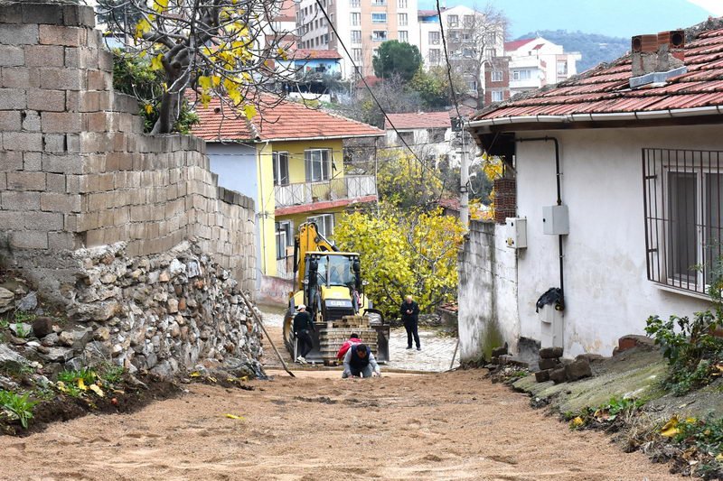 Gemlik Belediyesi Fen İşleri Müdürlüğü ekipleri, ilçedeki ulaşım konforunu artırmak