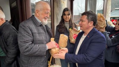 Osmangazi Belediyesi, yılbaşını evinde geçirmek isteyen vatandaşlar için portakal dağıttı.