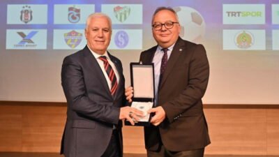 Bursa Büyükşehir Belediye Başkanı Mustafa Bozbey, İstanbul Aydın Üniversitesi (İAÜ)