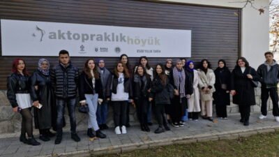 ‘Gençlik Bursa’da yollarda’ projesiyle Bursa’da yaşayan gençlere ücretsiz turlarla kenti