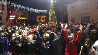 Mudanya Mütareke Meydanı’nda gerçekleştirilen yılbaşı kutlamaları, halkın yoğun katılımıyla unutulmaz