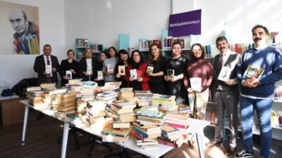 Bursa’da düzenlenen ve gelenlerin bilet yerine kitap getirerek girdiği konserde