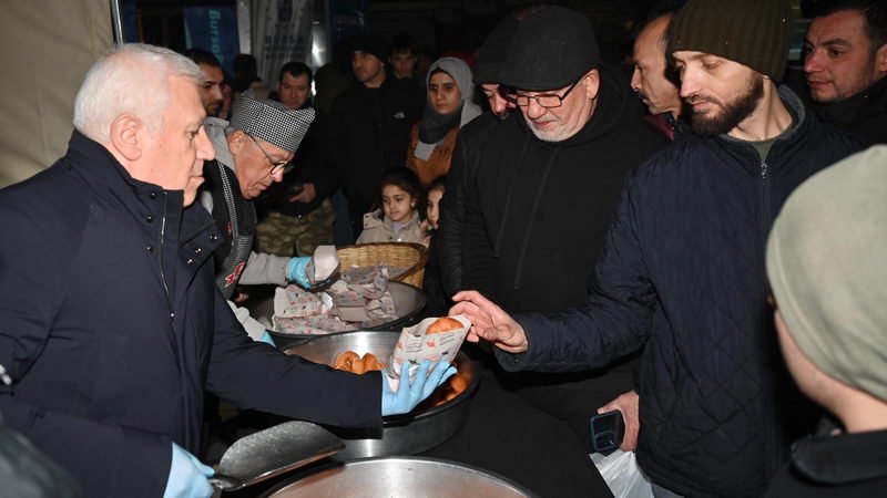 Mübarek üç ayların müjdecisi olan Regaib Kandilinde, Bursalılar camilere akın