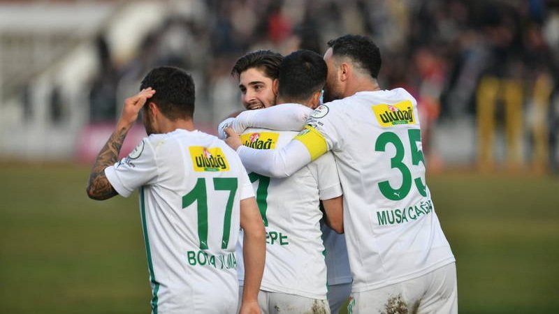 Tokat'taki gol düellosundan 3 puanla ayrılan takım namağlup lider Bursaspor