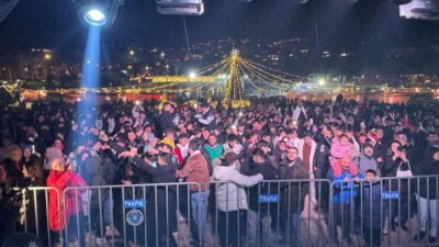 Eski Atatürk Stadyumu alanında oluşturulan ‘Bursa Yeni Yıl Meydanı’ vatandaşlardan