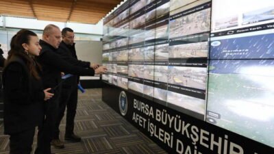 Bursa Büyükşehir Belediyesi ekipleri, 17 ilçedeki karla mücadele çalışmaları kapsamında