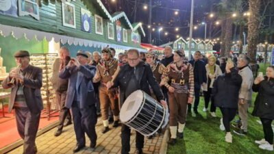Bursa Büyükşehir Belediyesi, kentin üç ayrı noktasında kurduğu iftar sofralarında