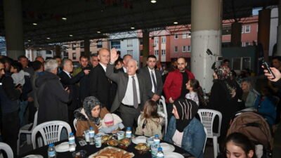 Bursa Büyükşehir Belediyesi tarafından Gürsu ilçesinde düzenlenen iftar programında konuşan