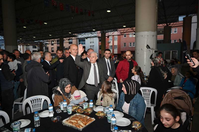 Bursa Büyükşehir Belediyesi tarafından Gürsu ilçesinde düzenlenen iftar programında konuşan