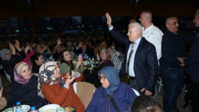 Bursa Büyükşehir Belediyesi’nin Hamitler Mahallesi’nde düzenlediği iftar programında vatandaşlarla bir