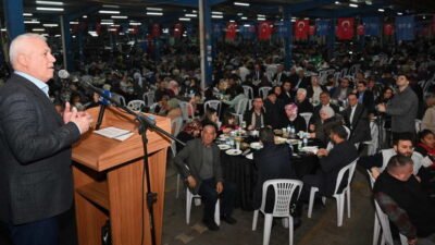 Bursa Büyükşehir Belediyesi’nin Karacabey’de düzenlediği iftar programında binlerce vatandaş aynı