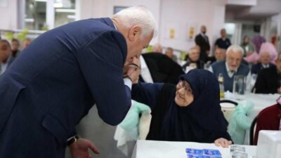 Büyükşehir Belediye Başkanı Mustafa Bozbey, Ramazan Bayramı'nın ilk gününde Huzurevi